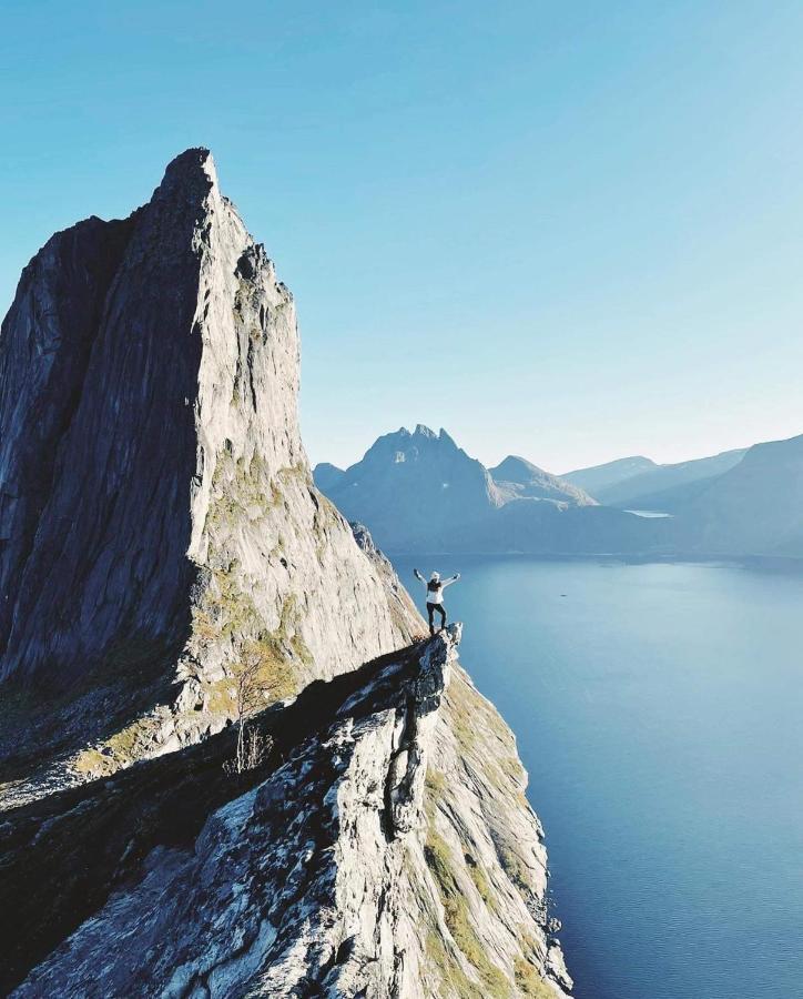 Отель Laukvik Senja Botnhamn Экстерьер фото